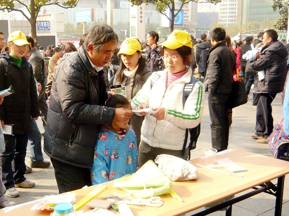 药学院大学生志愿者为市民讲解服务