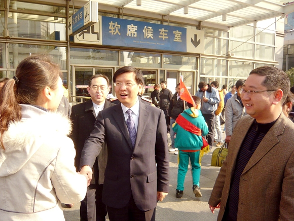 华东理工大学团委书记宋来陪同共青团上海市委副书记陈凯慰问药学院志愿者